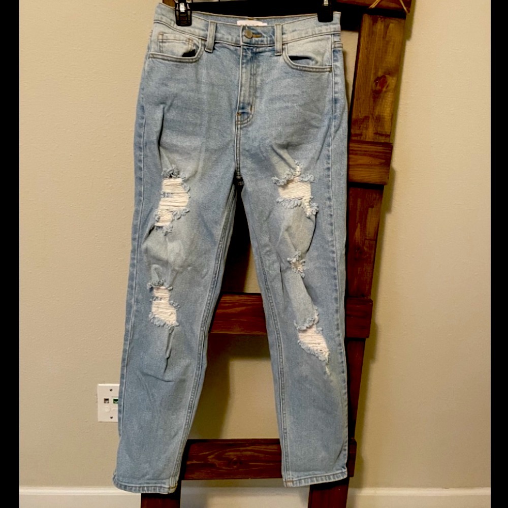A5 - 258 NWOT Cello High rise distressed mom jeans size 5 - Picture 7 of 15